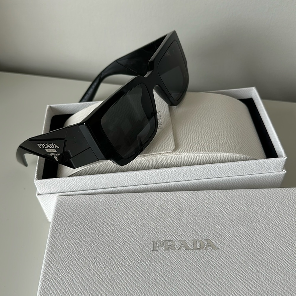 PRADA SQUARE BLACK WOMANS SUNGLASSES